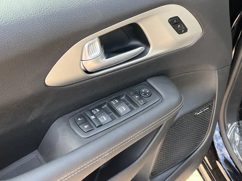 2024 Chrysler Pacifica Select, černá, 10 km, dovoz Kanada — foto 9 z 12