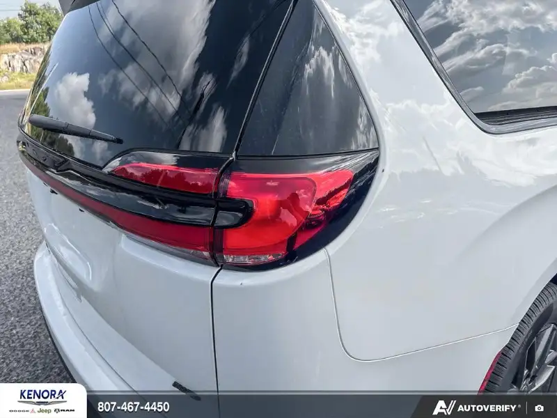 2027 Chrysler Pacifica SELECT, bílá, 21 km, dovoz Kanada — foto 11 z 12
