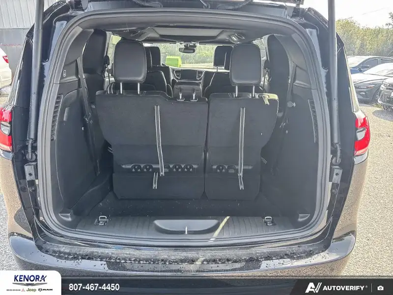 2027 Chrysler Pacifica SELECT, černá, 23 km, dovoz Kanada — foto 12 z 12