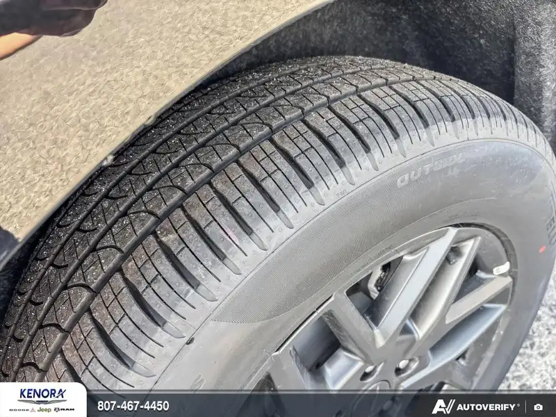 2027 Chrysler Pacifica SELECT, černá, 23 km, dovoz Kanada — foto 7 z 12