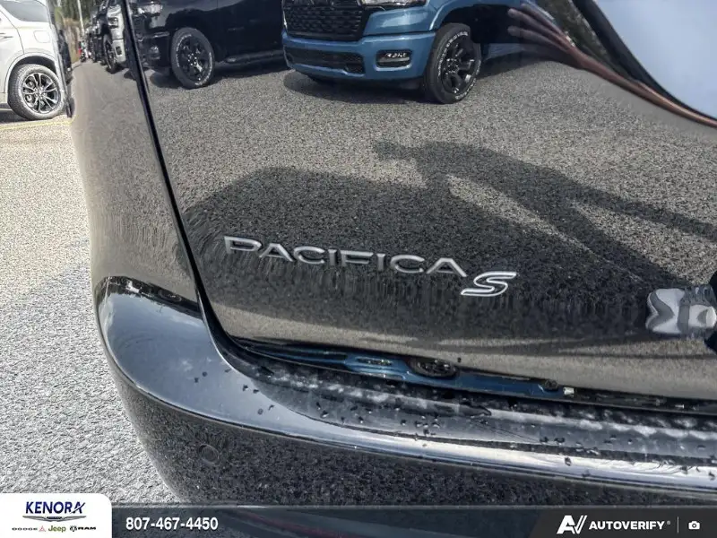 2027 Chrysler Pacifica SELECT, černá, 23 km, dovoz Kanada — foto 9 z 12