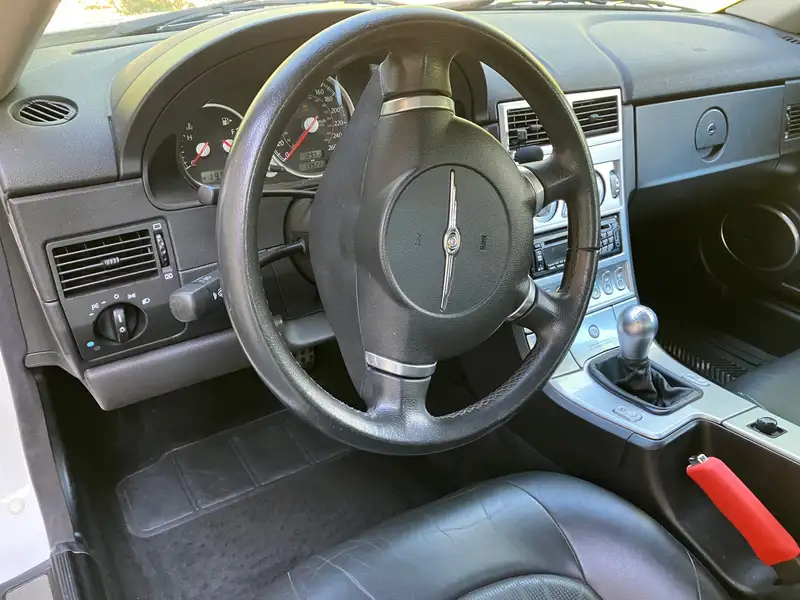 2004 Chrysler Crossfire, bílá, 139 300 km, dovoz Kanada — foto 5 z 9
