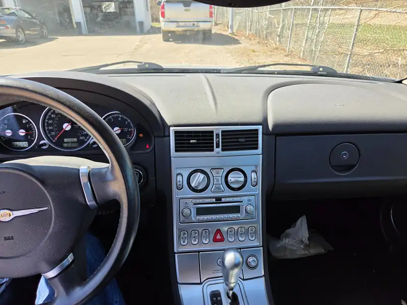 2004 Chrysler Crossfire Coupe, stříbrná, 72 178 km, dovoz Kanada — foto 4 z 7