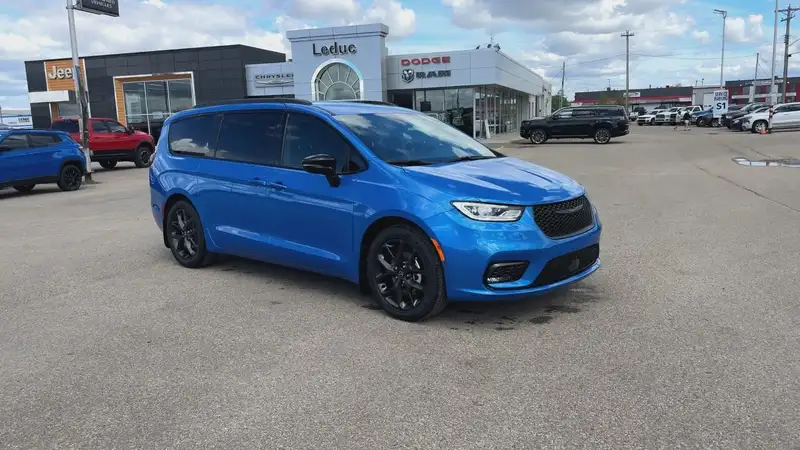 2026 Chrysler Pacifica Select, modrá, 19 km, dovoz Kanada — foto 2 z 12