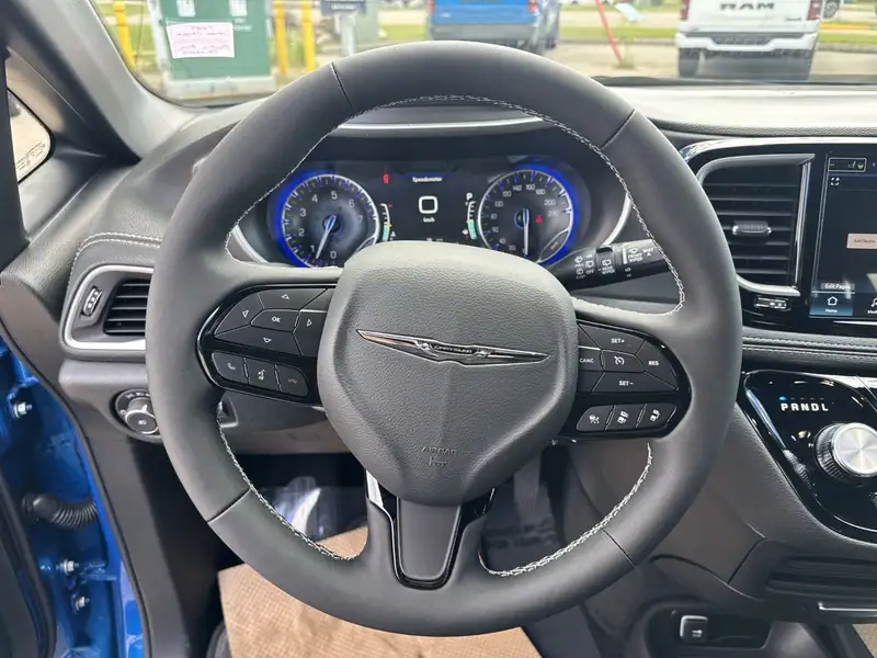 2026 Chrysler Pacifica Select, modrá, 19 km, dovoz Kanada — foto 9 z 12
