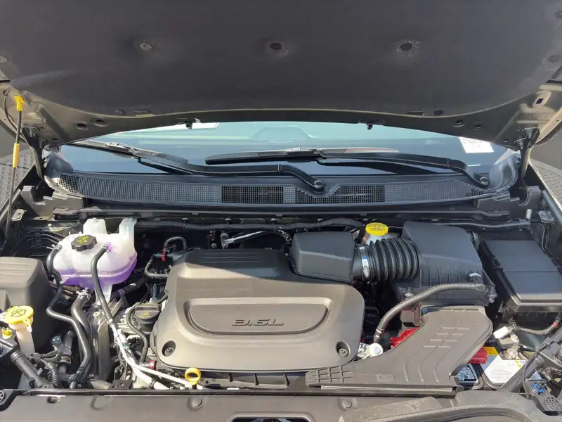 2027 Chrysler Pacifica Pinnacle AWD, šedá, dovoz Kanada — foto 7 z 12