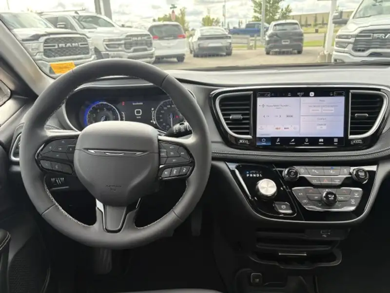 2027 Chrysler Pacifica Select, černá, 21 km, dovoz Kanada — foto 10 z 12