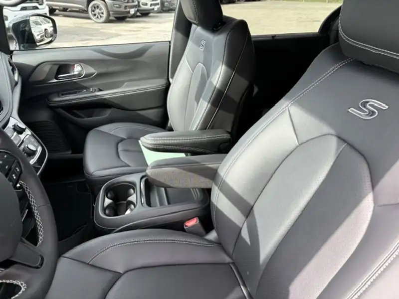 2027 Chrysler Pacifica Select, černá, 21 km, dovoz Kanada — foto 11 z 12