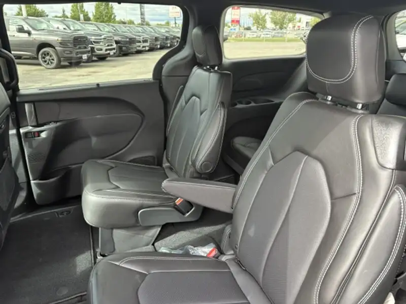 2027 Chrysler Pacifica Select, černá, 21 km, dovoz Kanada — foto 12 z 12