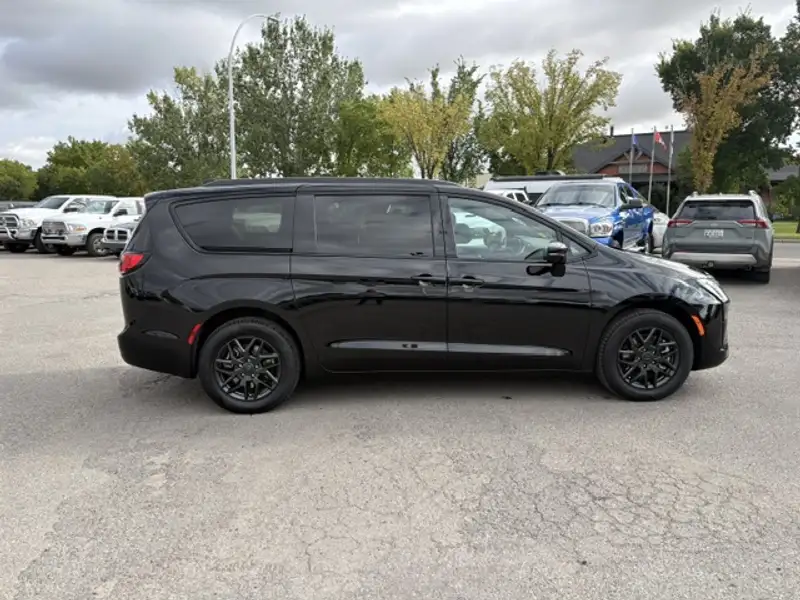 2027 Chrysler Pacifica Select, černá, 21 km, dovoz Kanada — foto 3 z 12