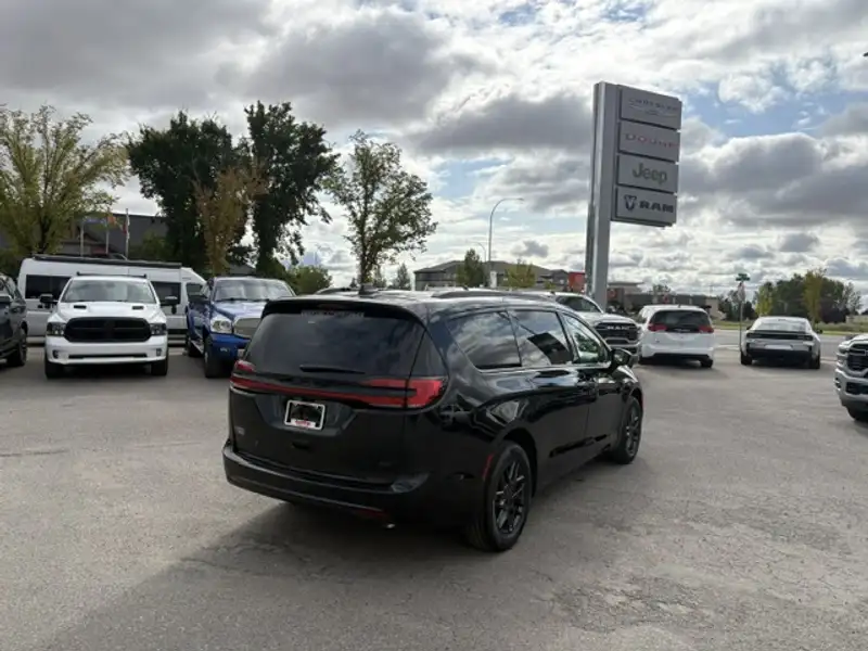2027 Chrysler Pacifica Select, černá, 21 km, dovoz Kanada — foto 4 z 12