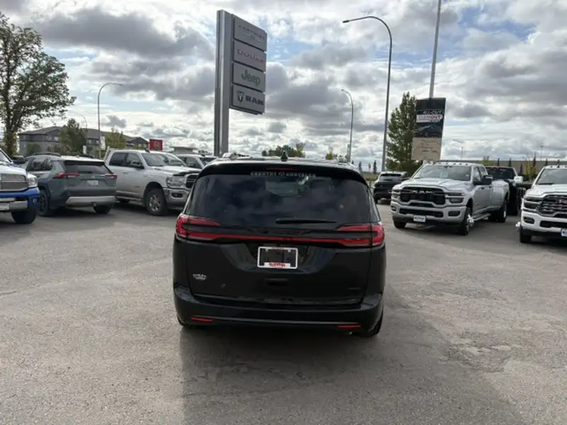 2027 Chrysler Pacifica Select, černá, 21 km, dovoz Kanada — foto 5 z 12