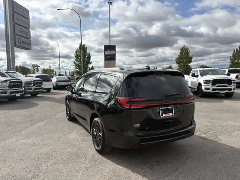 2027 Chrysler Pacifica Select, černá, 21 km, dovoz Kanada — foto 6 z 12