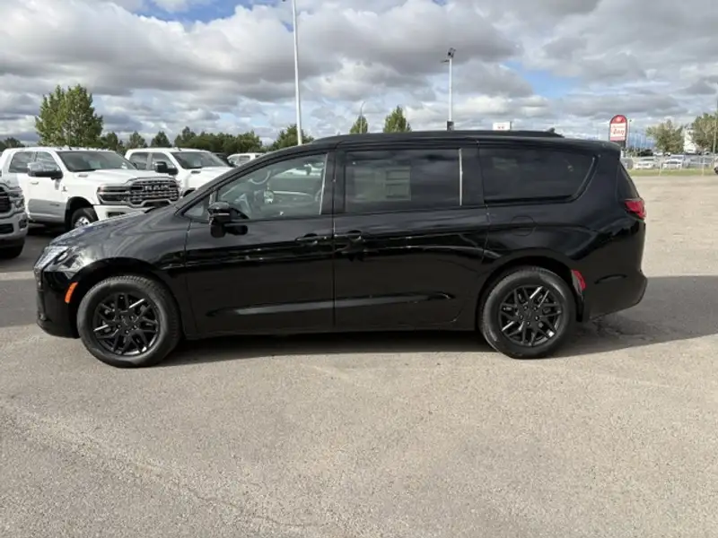2027 Chrysler Pacifica Select, černá, 21 km, dovoz Kanada — foto 7 z 12