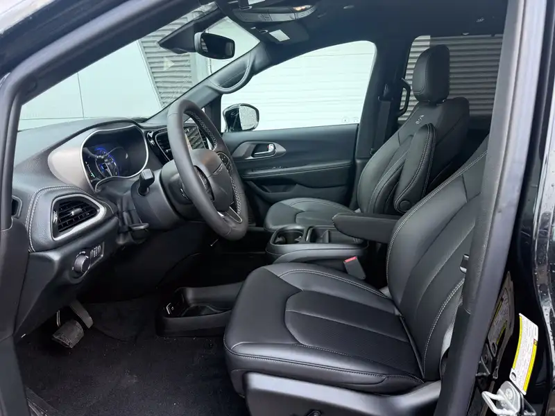 2027 Chrysler Pacifica Select, černá, 72 km, dovoz Kanada — foto 10 z 12