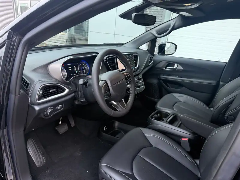 2027 Chrysler Pacifica Select, černá, 72 km, dovoz Kanada — foto 11 z 12