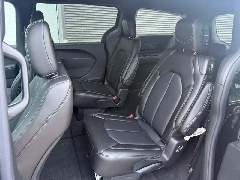 2027 Chrysler Pacifica Select, černá, 72 km, dovoz Kanada — foto 12 z 12