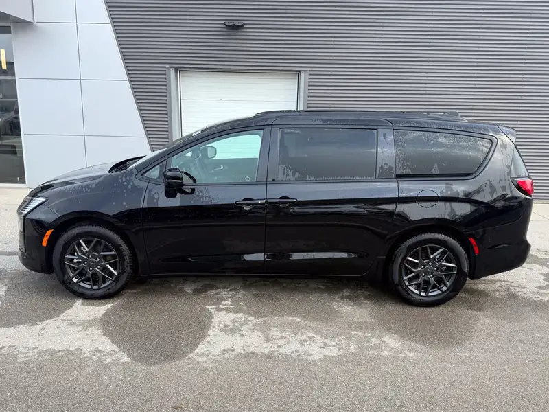 2027 Chrysler Pacifica Select, černá, 72 km, dovoz Kanada — foto 3 z 12