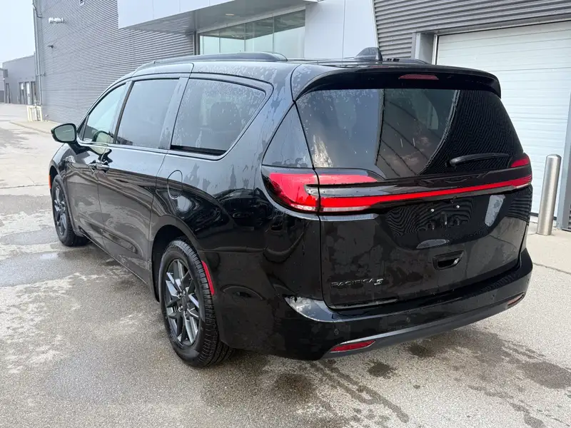 2027 Chrysler Pacifica Select, černá, 72 km, dovoz Kanada — foto 4 z 12