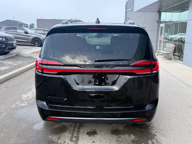 2027 Chrysler Pacifica Select, černá, 72 km, dovoz Kanada — foto 5 z 12