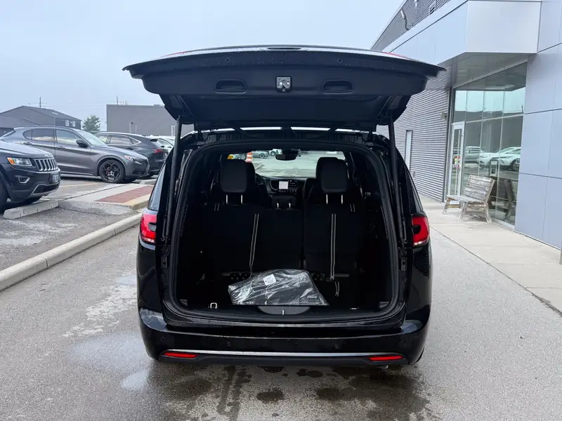 2027 Chrysler Pacifica Select, černá, 72 km, dovoz Kanada — foto 6 z 12