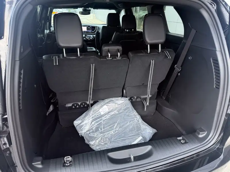 2027 Chrysler Pacifica Select, černá, 72 km, dovoz Kanada — foto 7 z 12