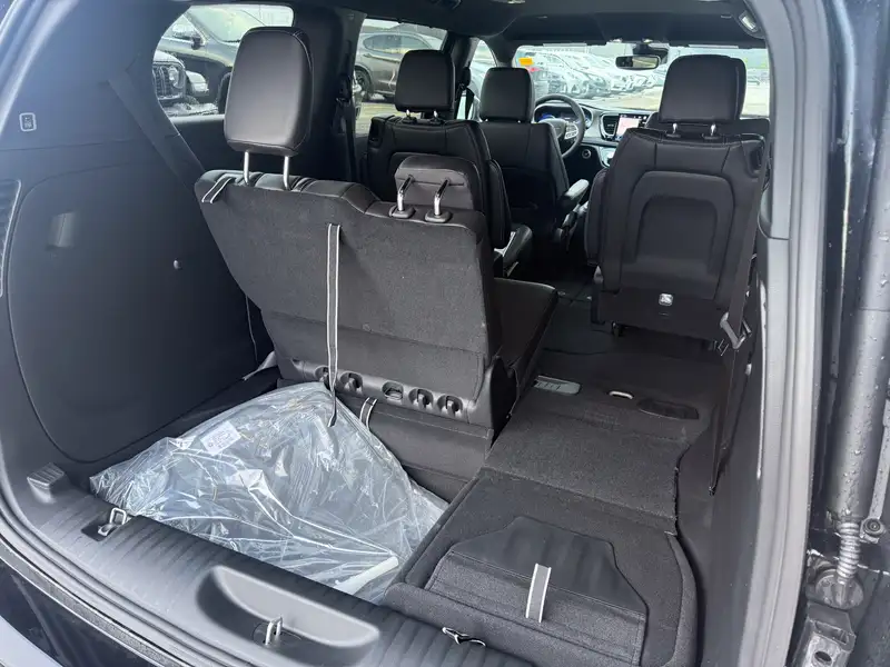 2027 Chrysler Pacifica Select, černá, 72 km, dovoz Kanada — foto 8 z 12