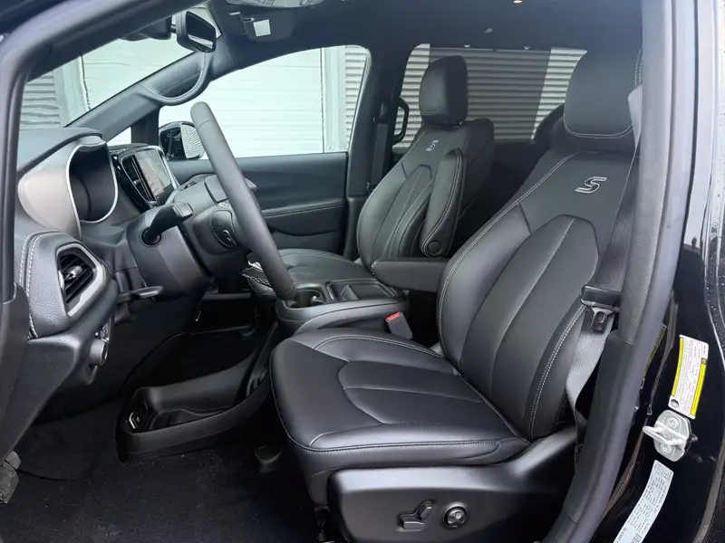 2027 Chrysler Pacifica Select, černá, 72 km, dovoz Kanada — foto 9 z 12