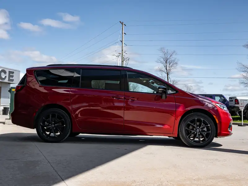 2026 Chrysler Pacifica Select, červená, dovoz Kanada — foto 11 z 12