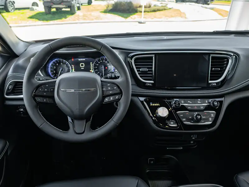 2026 Chrysler Pacifica Select, červená, dovoz Kanada — foto 3 z 12