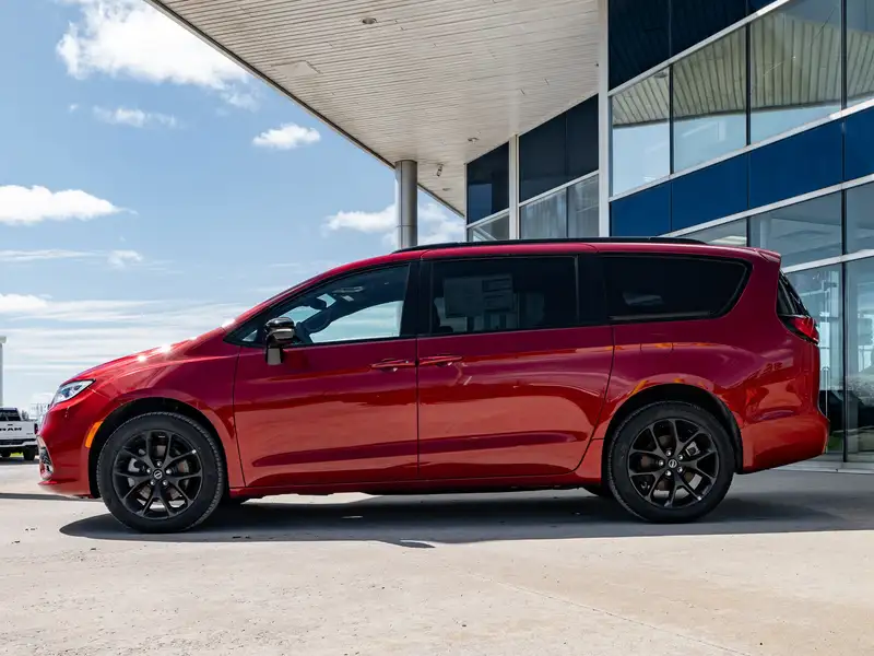 2026 Chrysler Pacifica Select, červená, dovoz Kanada — foto 5 z 12