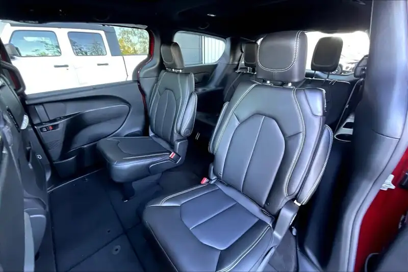 2026 Chrysler Pacifica Select, červená, 50 km, dovoz Kanada — foto 10 z 12