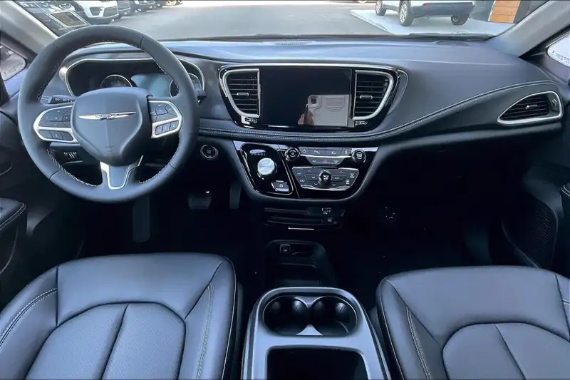2026 Chrysler Pacifica Select, červená, 50 km, dovoz Kanada — foto 5 z 12