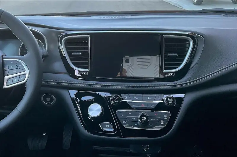 2026 Chrysler Pacifica Select, červená, 50 km, dovoz Kanada — foto 6 z 12
