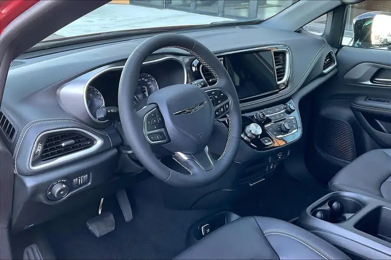 2026 Chrysler Pacifica Select, červená, 50 km, dovoz Kanada — foto 7 z 12