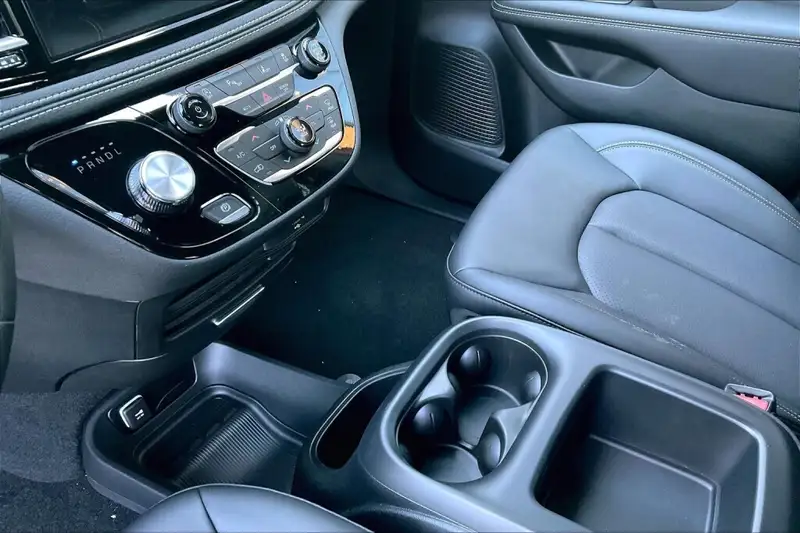 2026 Chrysler Pacifica Select, červená, 50 km, dovoz Kanada — foto 8 z 12