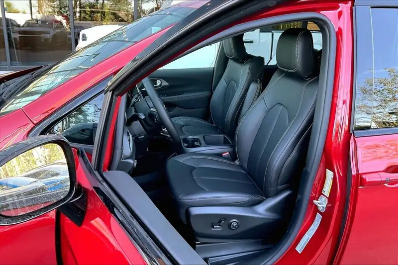 2026 Chrysler Pacifica Select, červená, 50 km, dovoz Kanada — foto 9 z 12