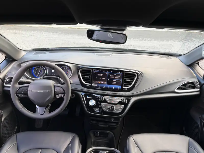 2027 Chrysler Pacifica, šedá, 22 km, dovoz Kanada — foto 10 z 12