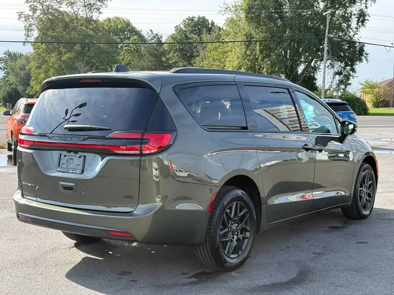 2027 Chrysler Pacifica, šedá, 22 km, dovoz Kanada — foto 3 z 12
