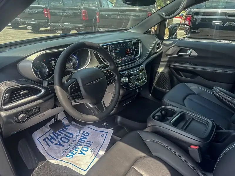 2027 Chrysler Pacifica Select, modrá, 15 km, dovoz Kanada — foto 10 z 12