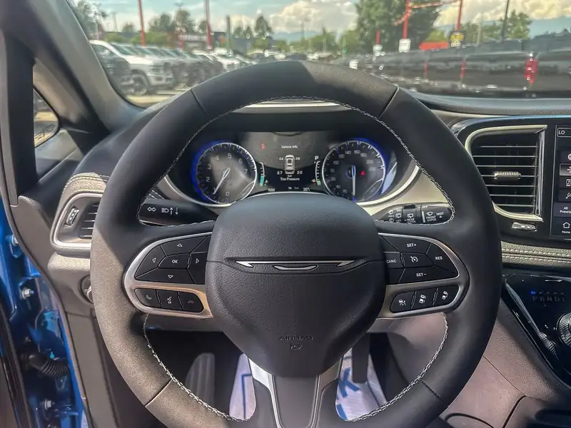 2027 Chrysler Pacifica Select, modrá, 15 km, dovoz Kanada — foto 11 z 12