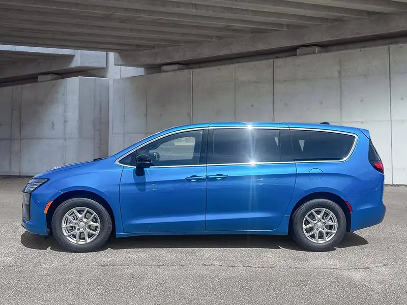 2027 Chrysler Pacifica Select, modrá, 15 km, dovoz Kanada — foto 4 z 12