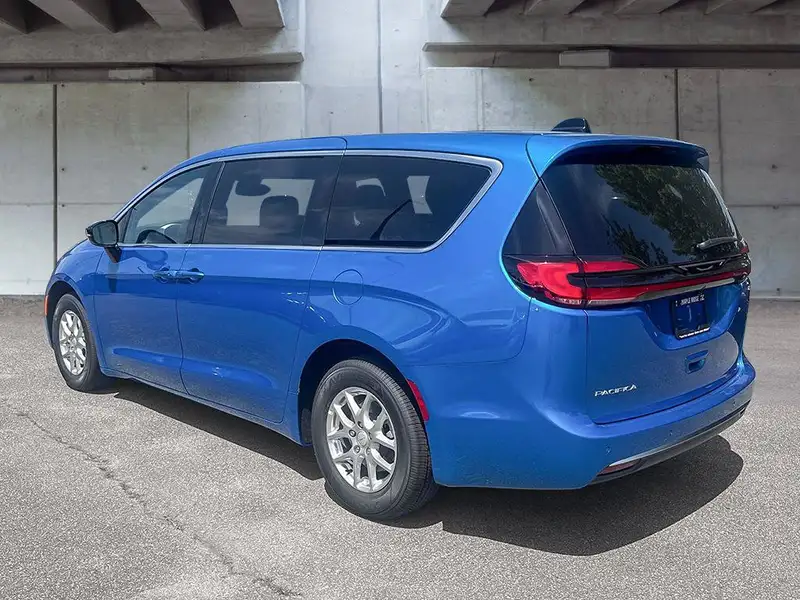 2027 Chrysler Pacifica Select, modrá, 15 km, dovoz Kanada — foto 5 z 12