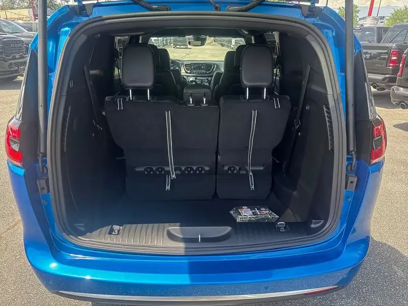 2027 Chrysler Pacifica Select, modrá, 15 km, dovoz Kanada — foto 9 z 12