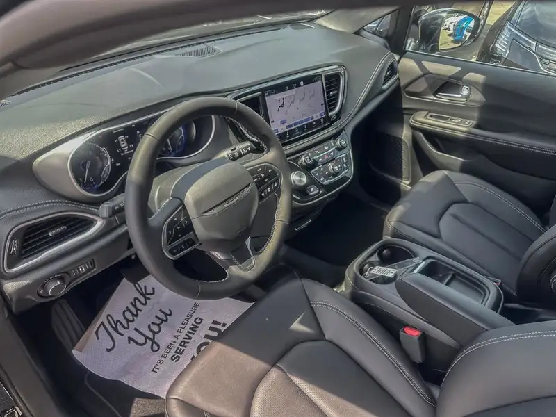 2027 Chrysler Pacifica Select, černá, 10 km, dovoz Kanada — foto 10 z 12