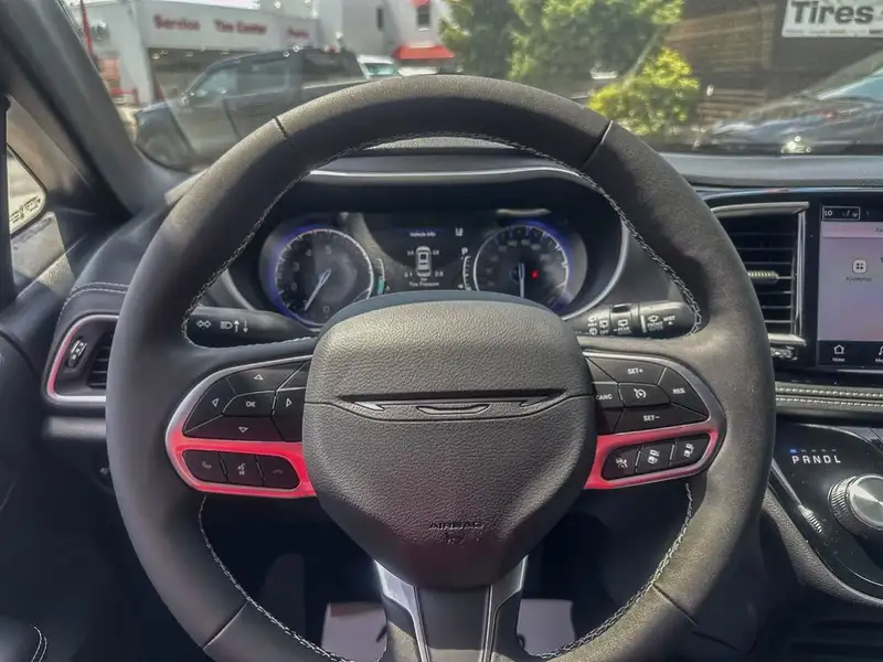 2027 Chrysler Pacifica Select, černá, 10 km, dovoz Kanada — foto 11 z 12