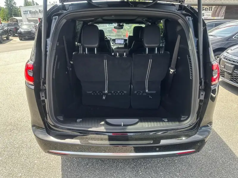 2027 Chrysler Pacifica Select, černá, 10 km, dovoz Kanada — foto 9 z 12