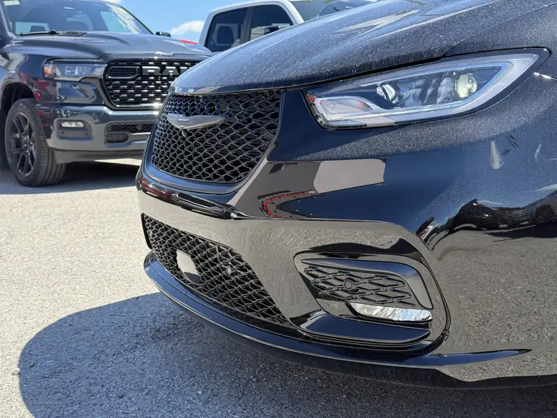2026 Chrysler Pacifica Select AWD, černá, dovoz Kanada — foto 2 z 12