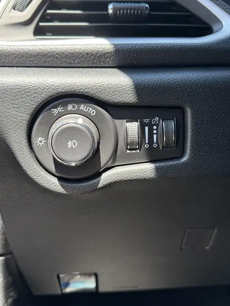 2026 Chrysler Pacifica Select AWD, černá, dovoz Kanada — foto 9 z 12