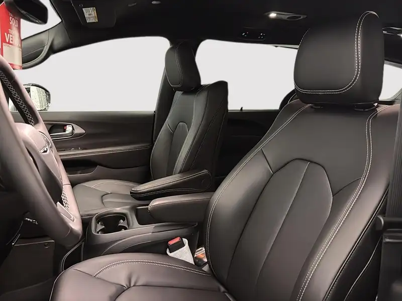 2026 Chrysler Pacifica select TI, bílá, 10 km, dovoz Kanada — foto 7 z 12
